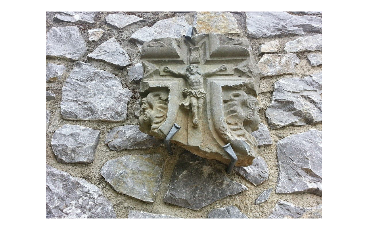 Kreuz aus Stein an der Natursteinmauer des Diözesanmuseums. Ursprünglich Teil eines Bauwerks. © Lilly Moments