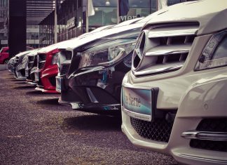 Mercedes stehen auf dem Verkaufshof eines Mercedes-Autohauses. Zulassungen von Dieselfahrzeugen sind kaum gesunken. | Neues Limburg