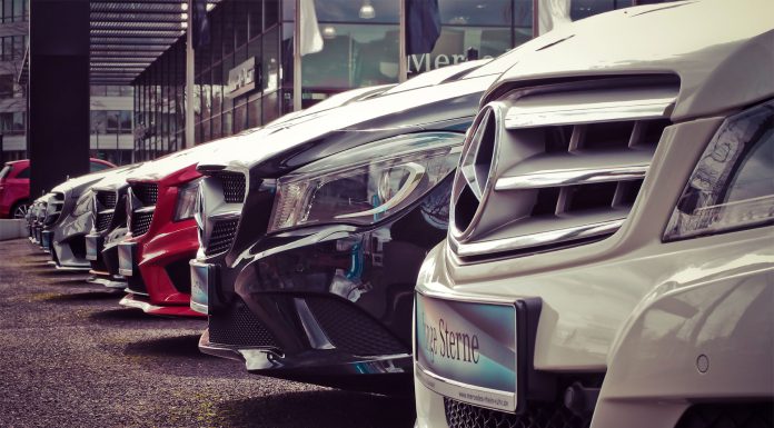Mercedes stehen auf dem Verkaufshof eines Mercedes-Autohauses. Zulassungen von Dieselfahrzeugen sind kaum gesunken. | Neues Limburg