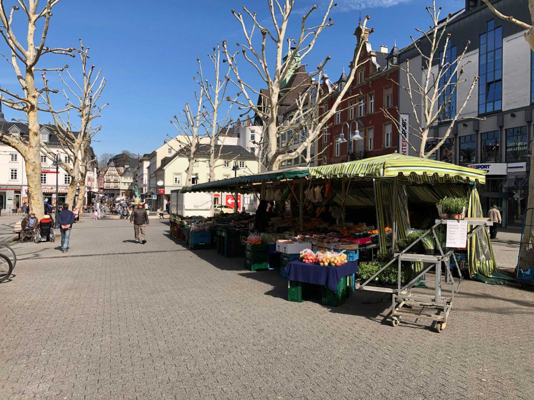 Zur Zeit sieht der Neumarkt in Limburg ziemlich trostlos aus. In der Regel halten sich dort wenige Menschen auf. © Luís Matos