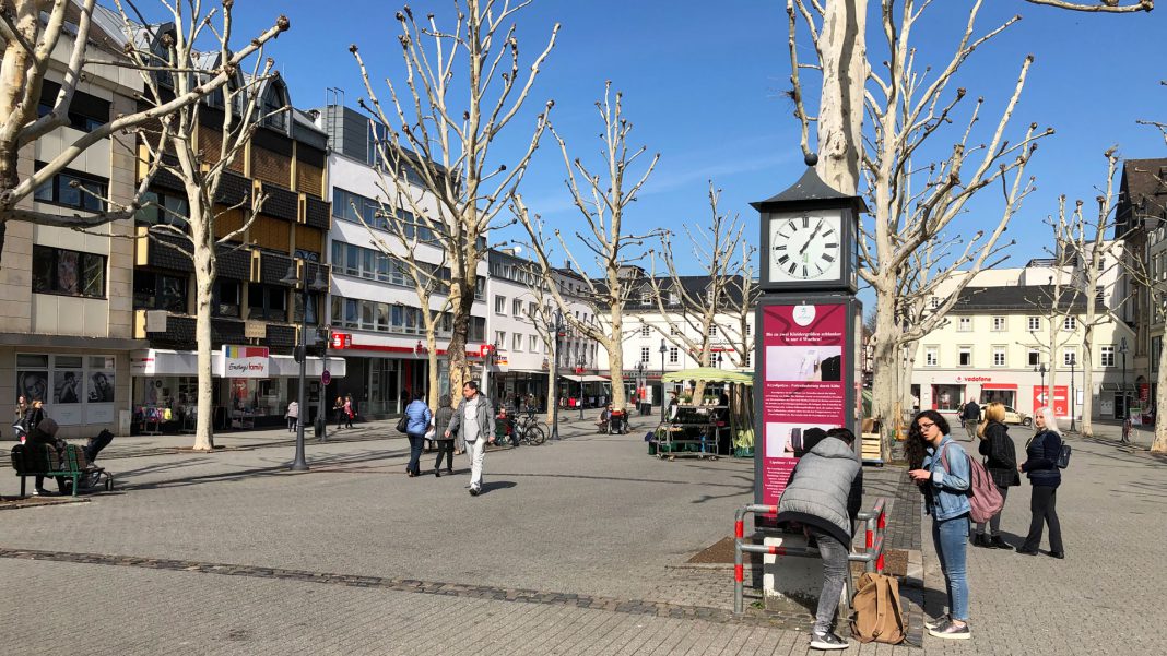 Die Platanen sind Geschichte! Die Entscheidung für eine Neugestaltung des Neumarkts in Limburg ist gefallen. Entscheidung beinhaltet, dass die 40 Jahre alten Platanen durch neue Bäume ersetzt werden sollen. © Luís Matos